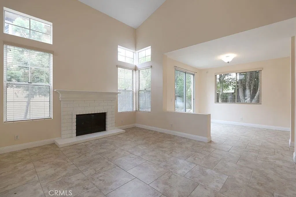 3 bed, 2.5 bath, 1881 sqft, $5,699 — Photo 3