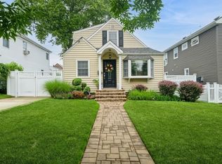 532 7th St, West Hempstead, NY 11552