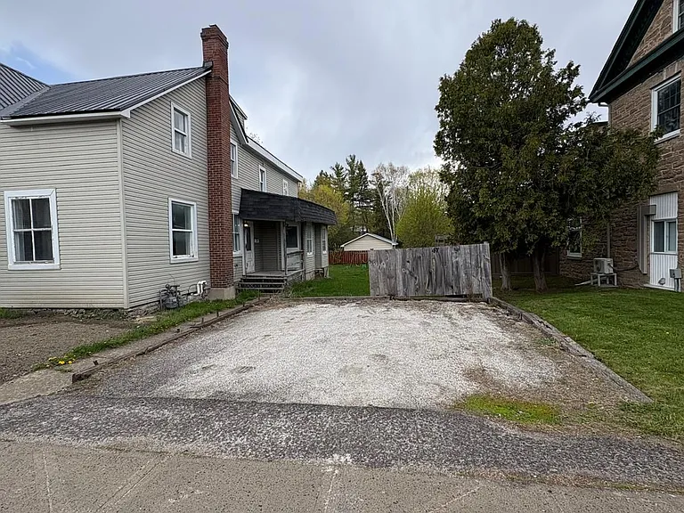 47 A Madawaska St — Photo 3