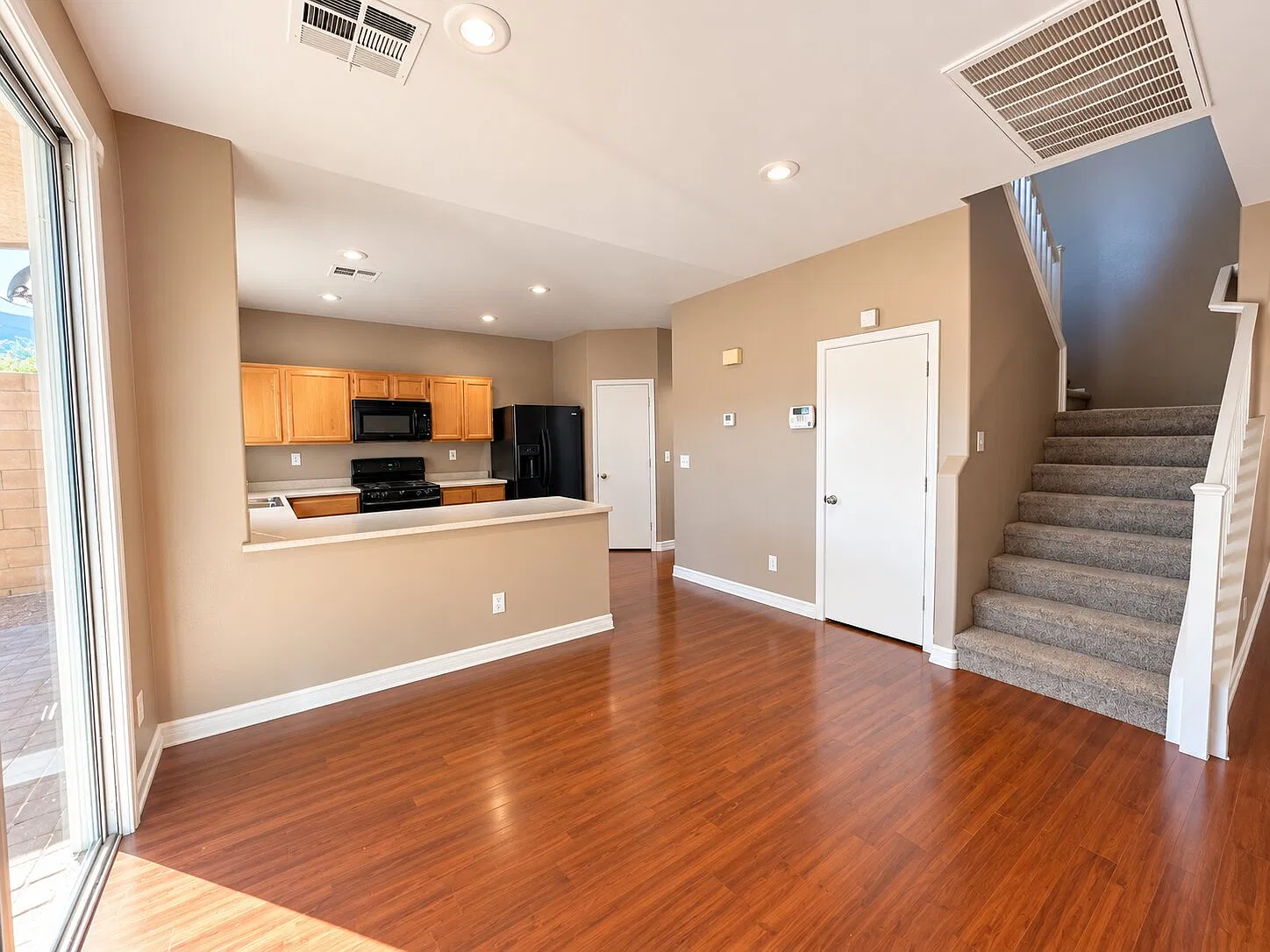 3 bed, 2.5 bath, 2024 sqft, $2,250 — Photo 4