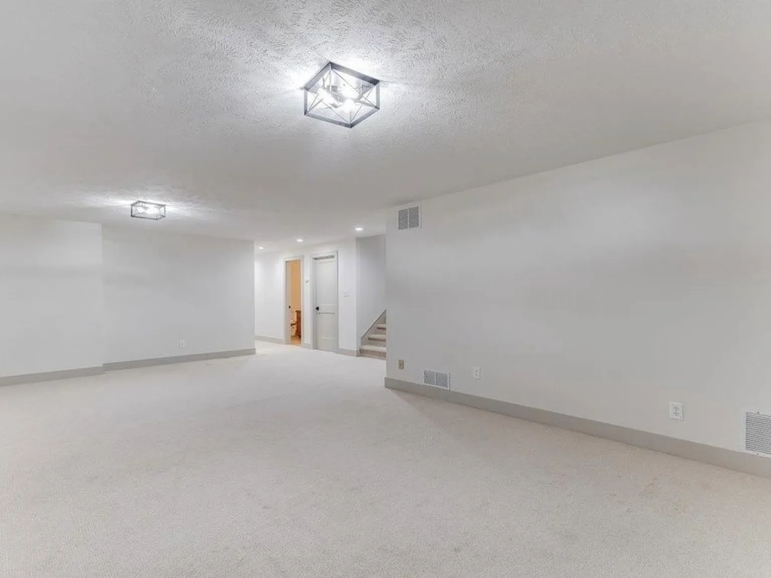 6 bed, 6055 sqft, $5,700 — Photo 2