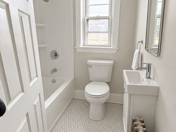 5th image of 524 Bennington St APT 3