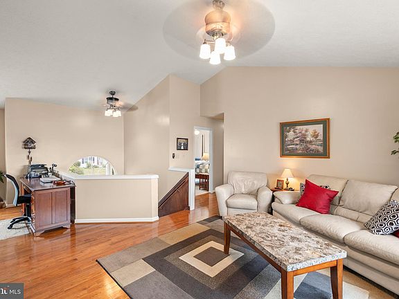 5th image of 308 Montgomery Cir