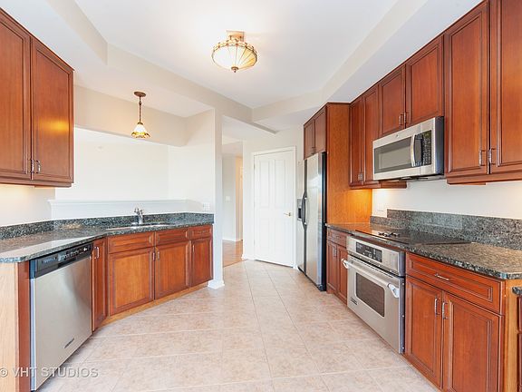 5th image of 425 Village Grn Unit 511