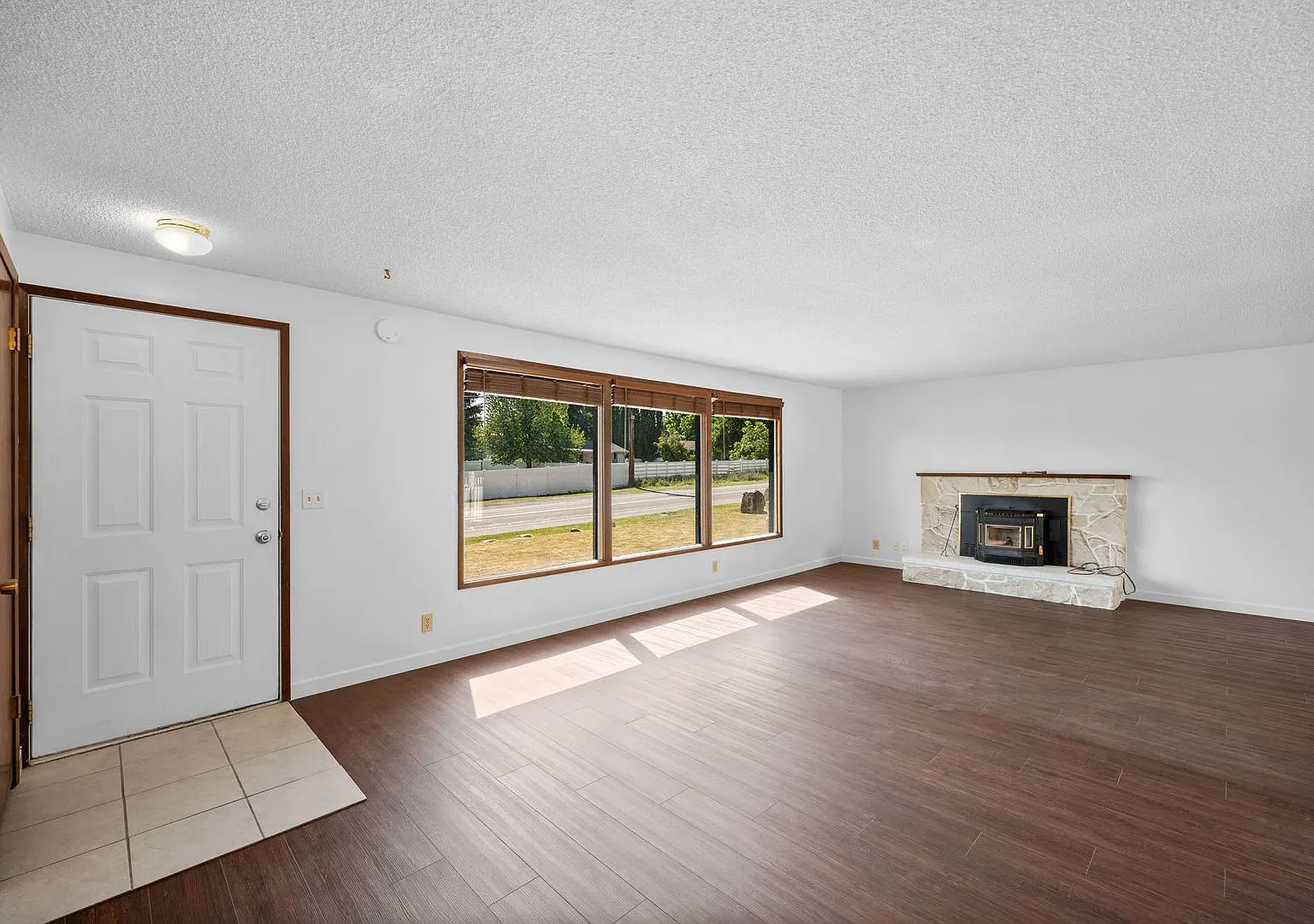Spacious 3BR + Bonus Tri-Level in Spokane Valley - Fireplace, Corner Lot & Garage — Photo 3
