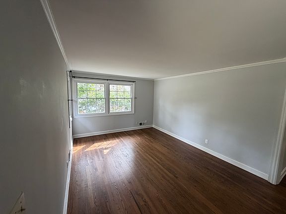 2nd image of 736 Manhasset Rd
