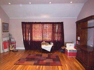 3rd image of 870 Roxbury Dr