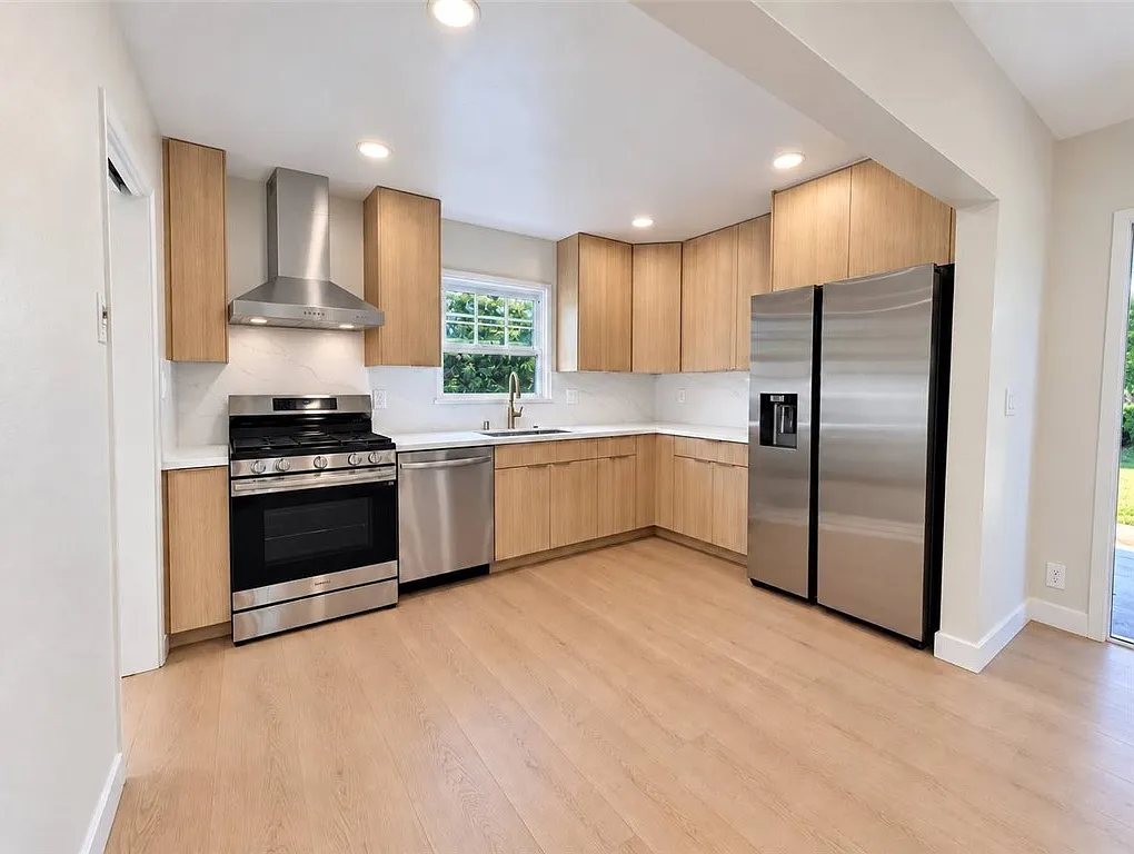 2 bed, 968 sqft, $3,999 — Photo 2