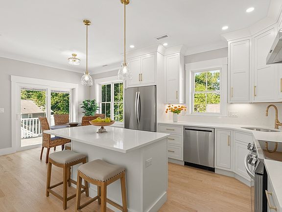 4th image of 40 Lyons St #40
