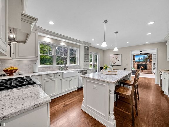 4th image of 5 Fieldstone Dr