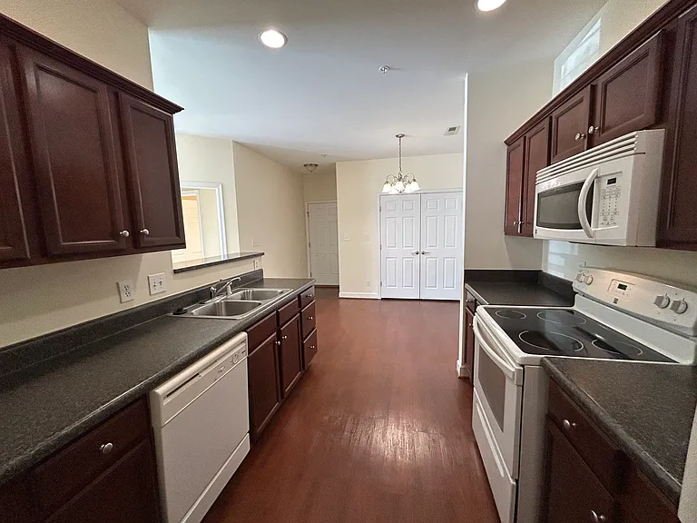 Kendall Square Apartments — Photo 33