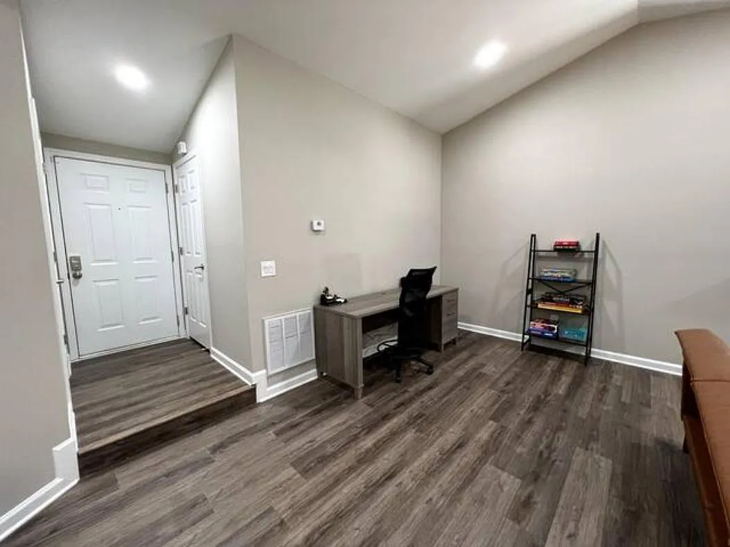 3 bed, 2193 sqft, $3,950 — Photo 4