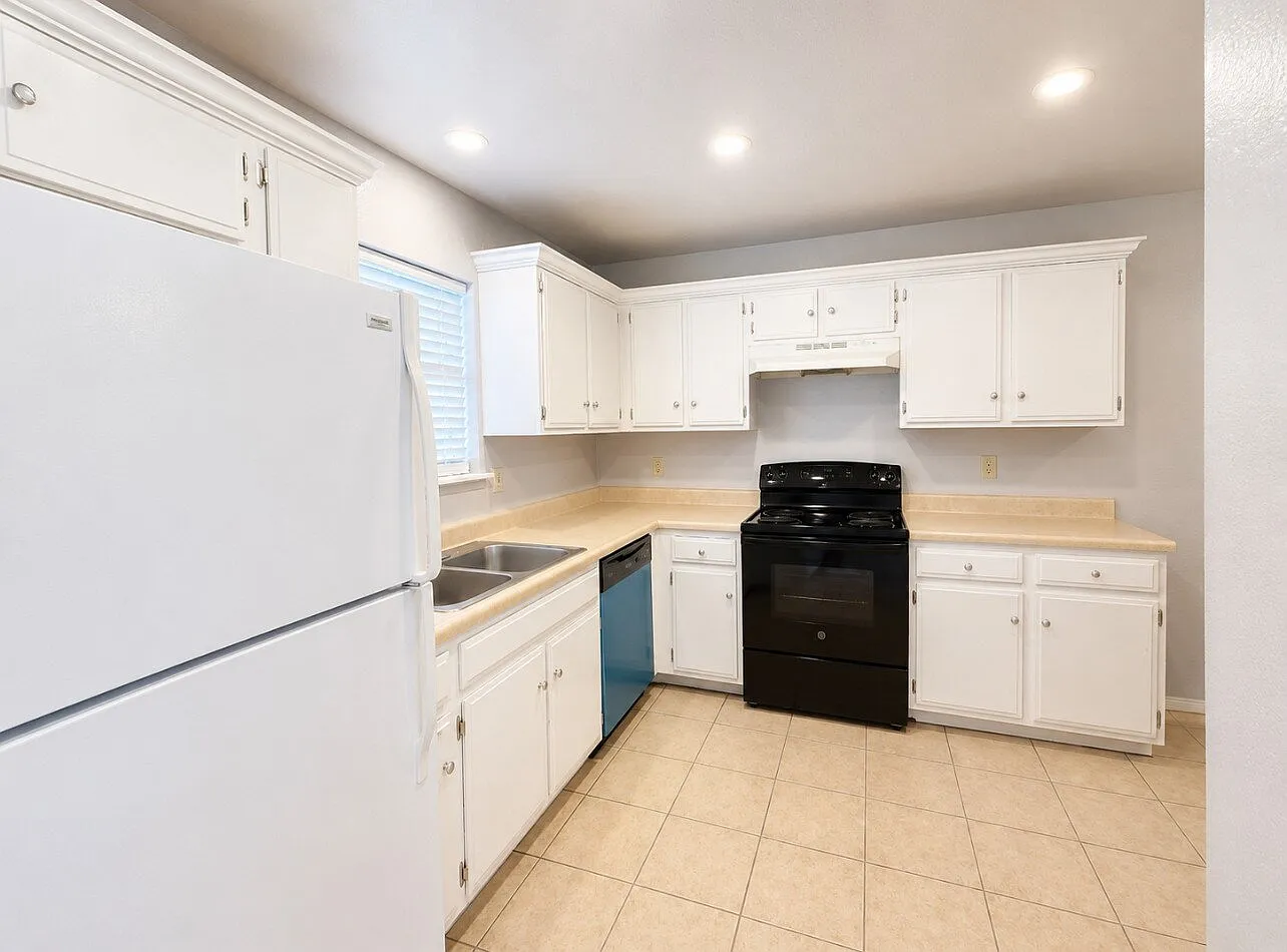 2 bed, 1.5 bath, 1284 sqft, $1,295 — Photo 3