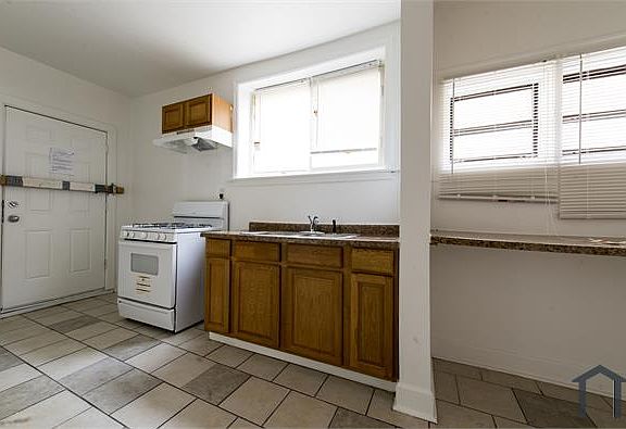 3rd image of 7722 S Kingston Ave