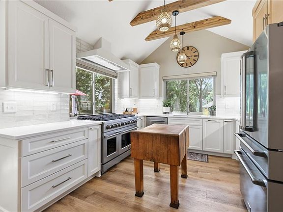 4th image of 201 NE Shoreview Dr