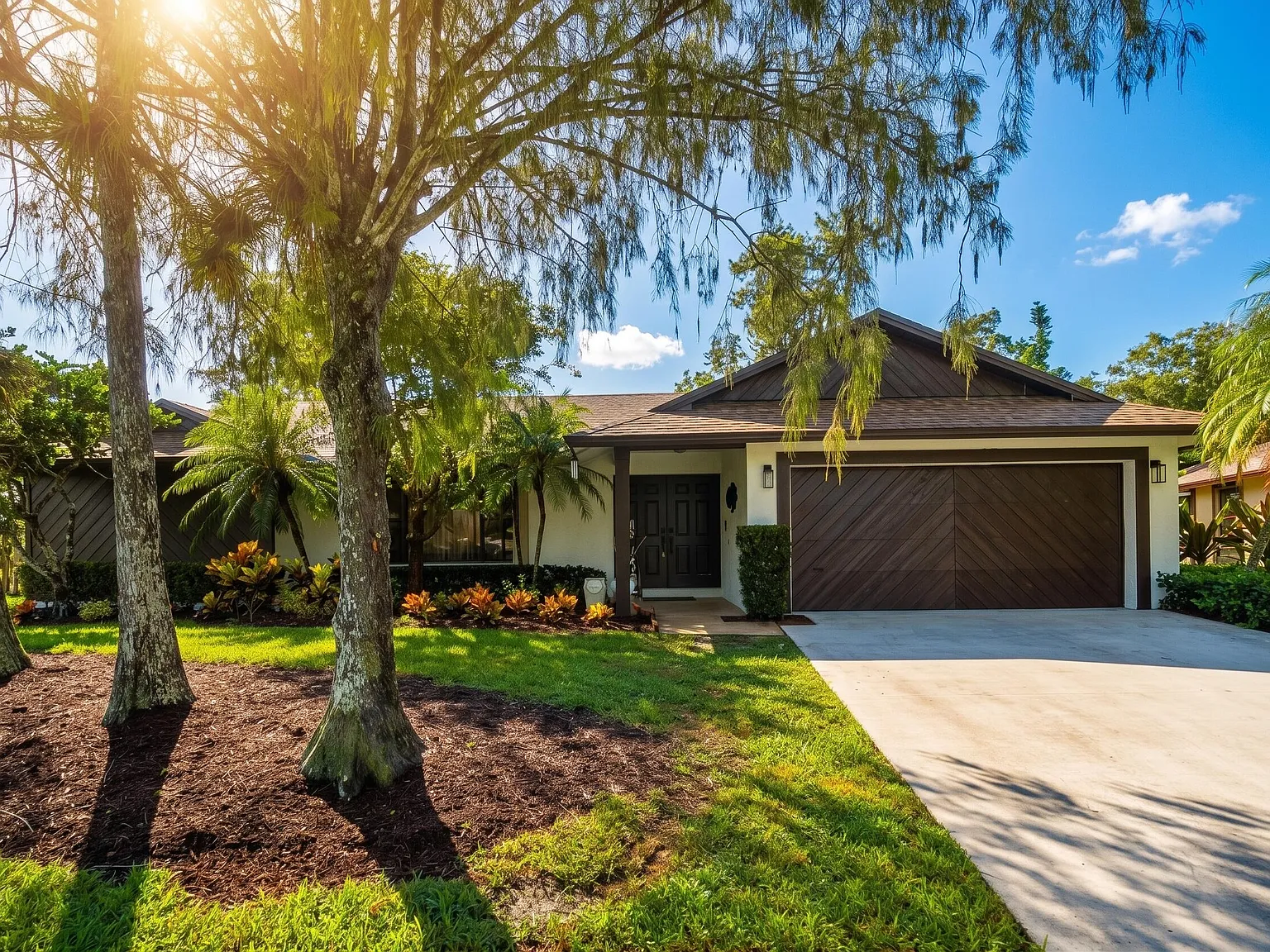 5 bed, 2.5 bath, 2317 sqft, $10,000 — Photo 2