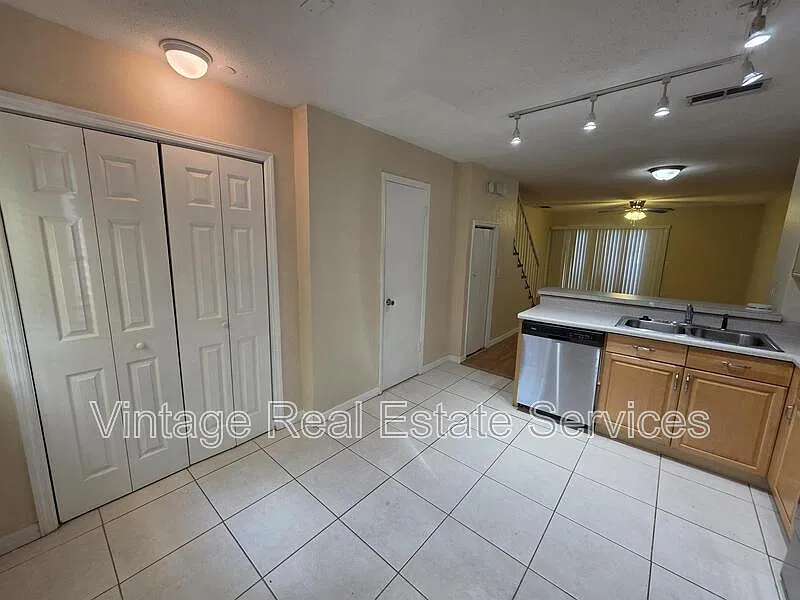 2 bed, 1.5 bath, 1110 sqft, $1,695 — Photo 3