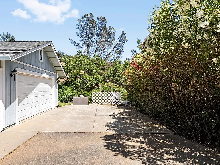 373 Skyline Blvd — Photo 25
