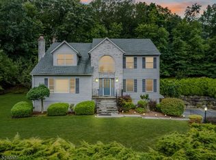 11 Woodlot Rd, Bloomingdale, NJ 07403