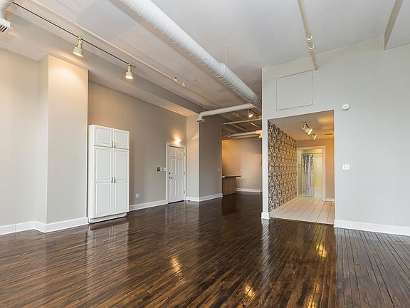 5th image of 301 S Walnut St APT 206