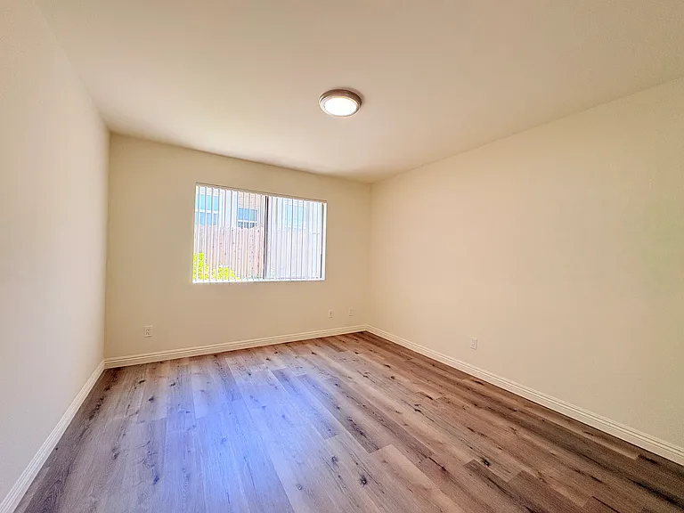 1049 Winchester Ave — Photo 13