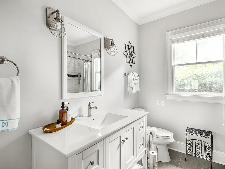 393 N Highland Ave NE #B — Photo 21