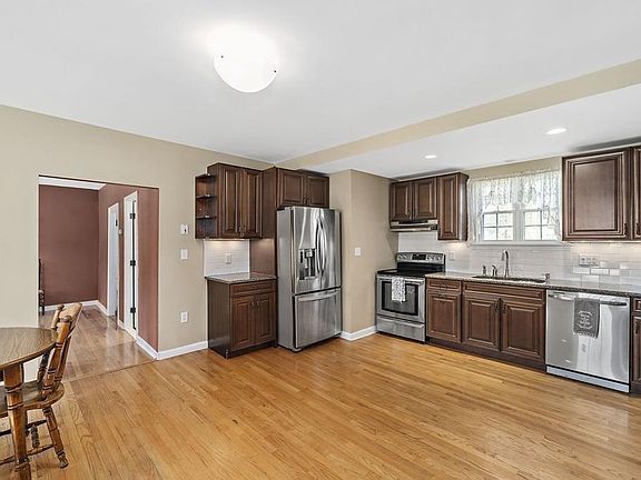 4th image of 581 Cohannet St
