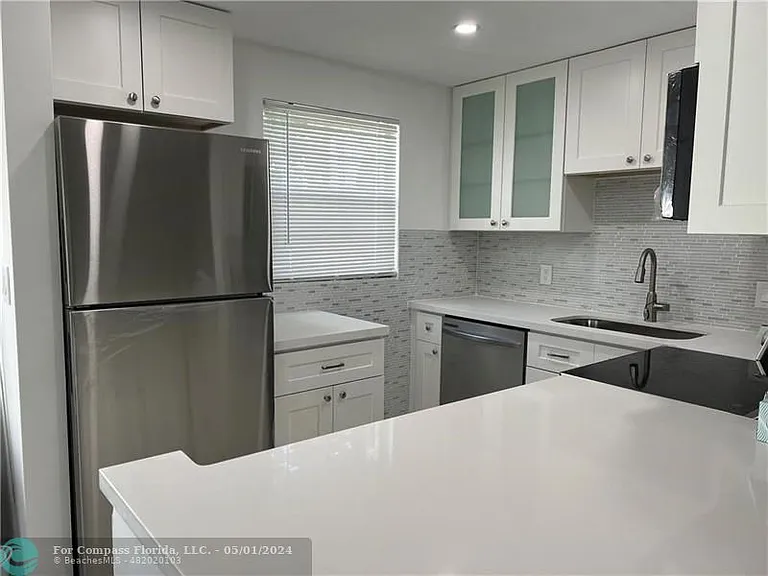 321 Newport Ct #V-unit 321 — Photo 1