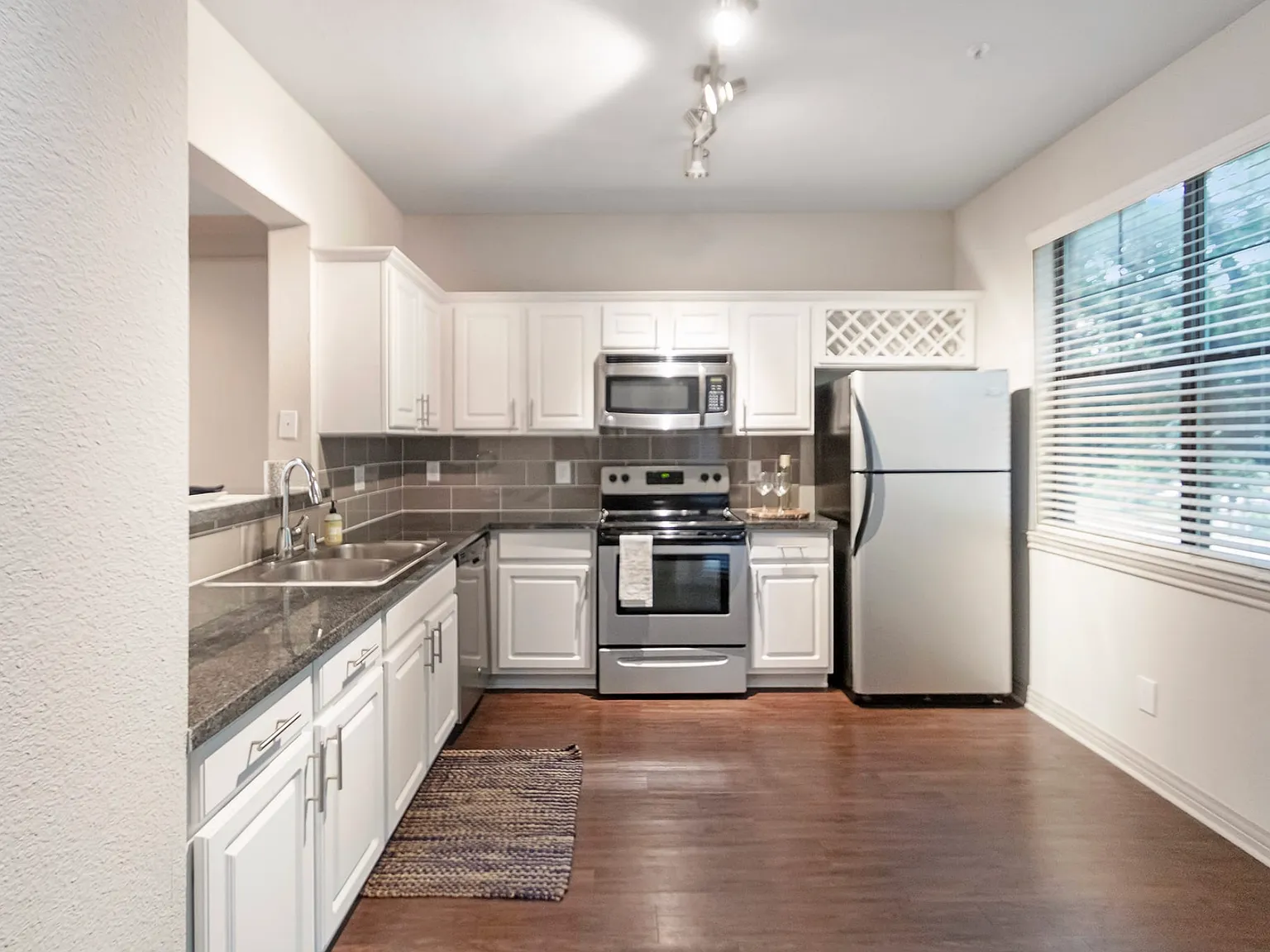 3 bed, 3.5 bath, 1670 sqft, $2,475 — Photo 2