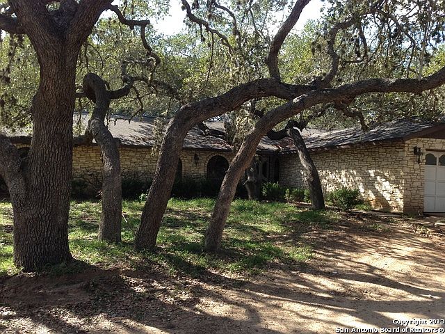 2nd image of 121 Live Oak Dr