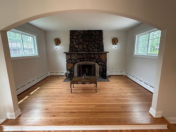 2nd image of 423 Winsor Dr