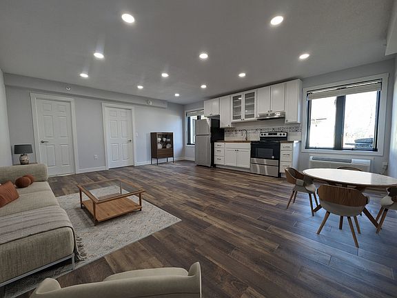 2nd image of 413 Jefferson St #19