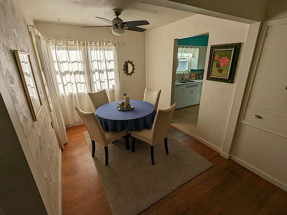 Dining room (staged)
