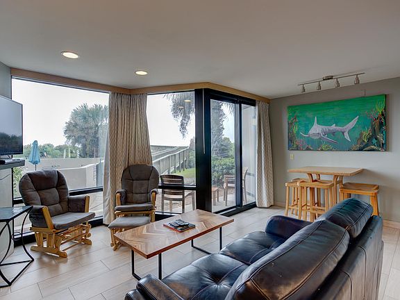 4th image of 2700 N Lumina Avenue #112