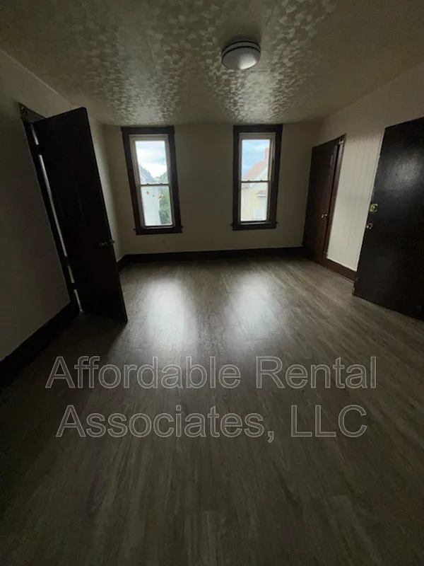 3 bed, 1.0 bath, $1,156 — Photo 3
