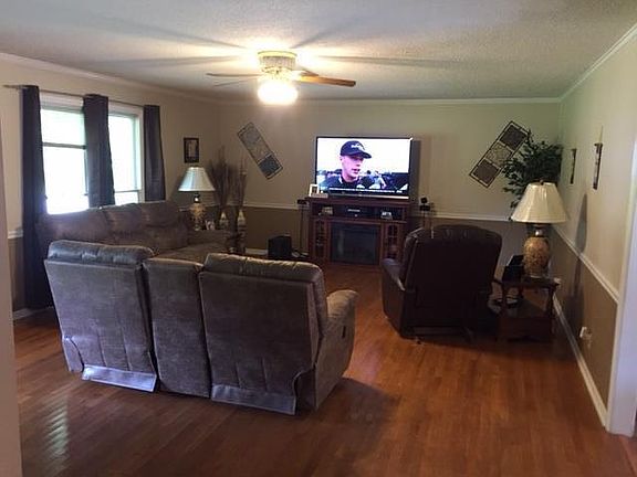 2nd image of 1900 Cherokee Ln