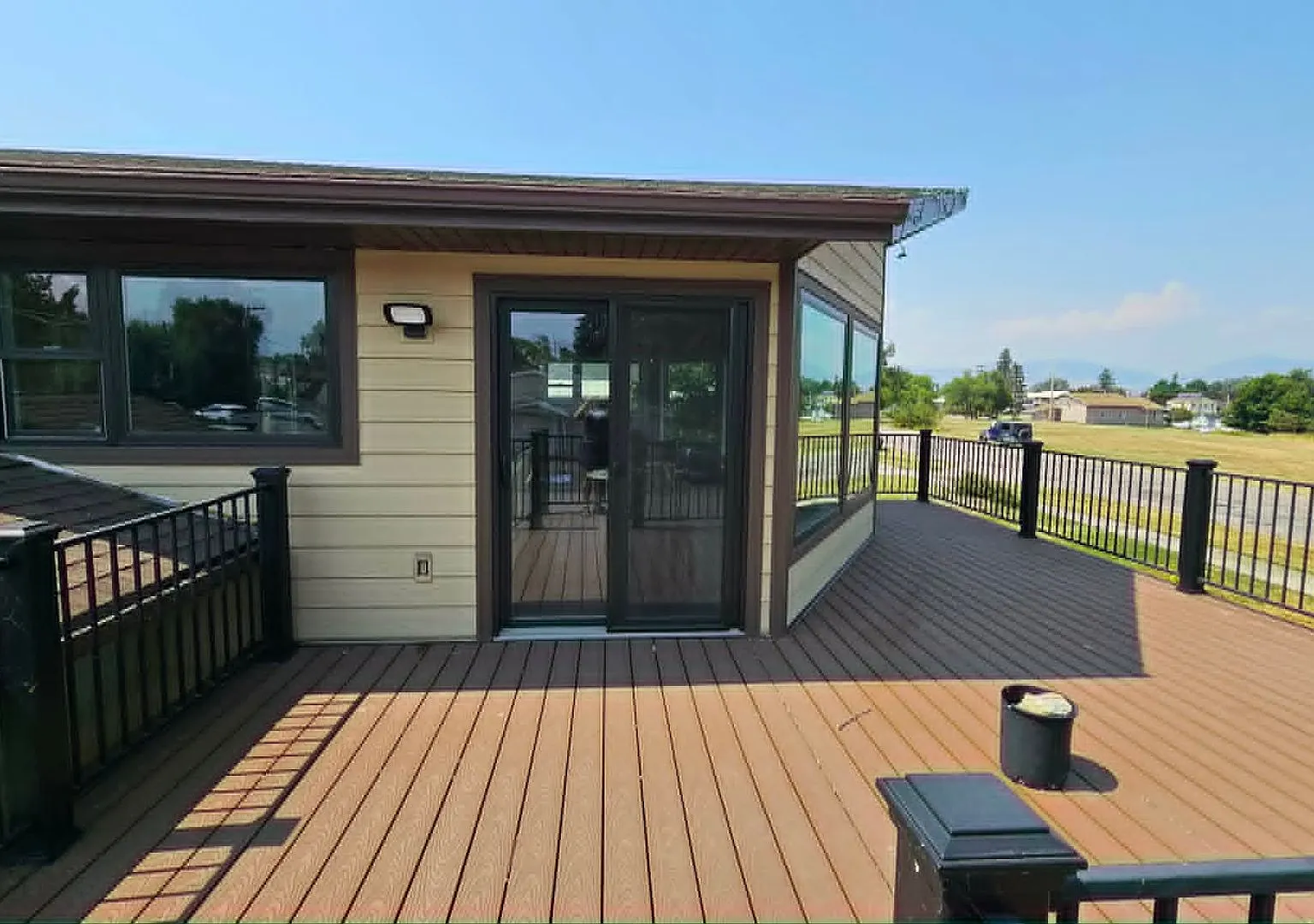 Corner Lot House with Lake Views — Photo 3