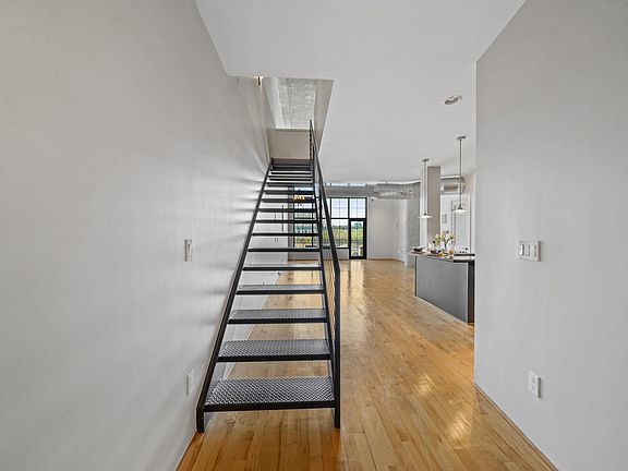 3rd image of 1005 S Shepherd Dr APT 605