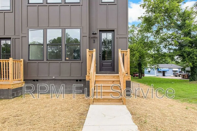 4 bed, 3.5 bath, 2000 sqft, $2,700 — Photo 2