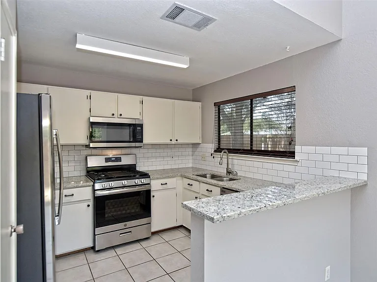 813 Primrose Ln — Photo 13