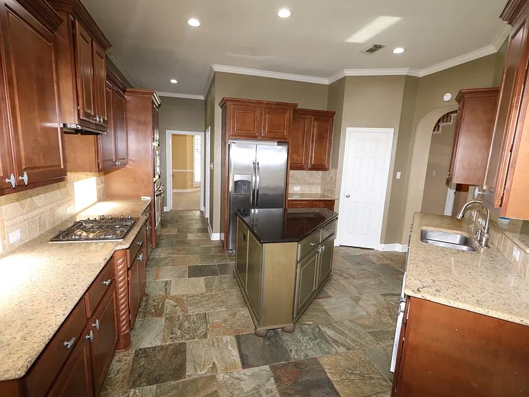 7102 Spring Run Ln — Photo 11
