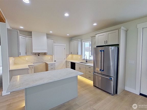 5th image of 233 Saunders Avenue