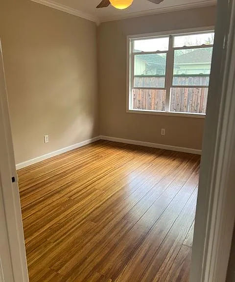 Bedroom with no furniture