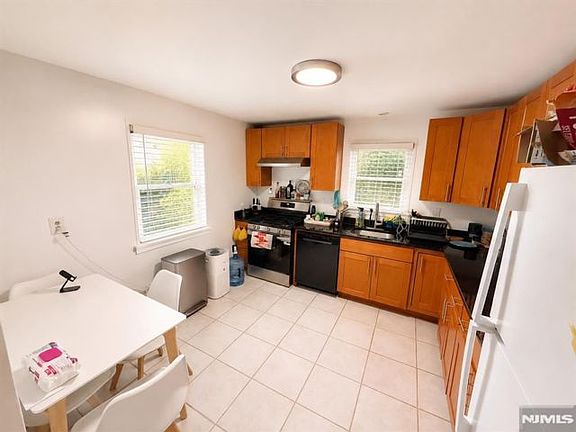 3rd image of 405 8th St #1L