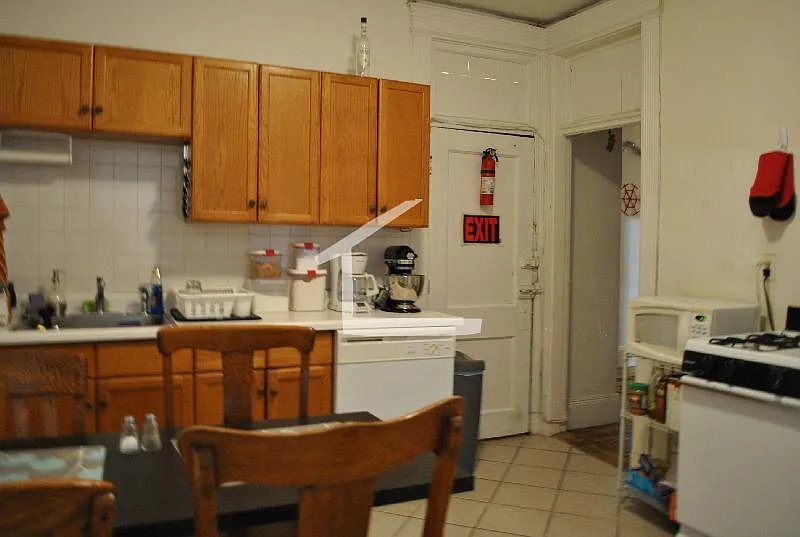 1 bed, 1.0 bath, 789 sqft, $2,400 — Photo 1
