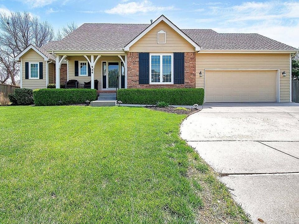 1st image of 944 N White Tail Cir