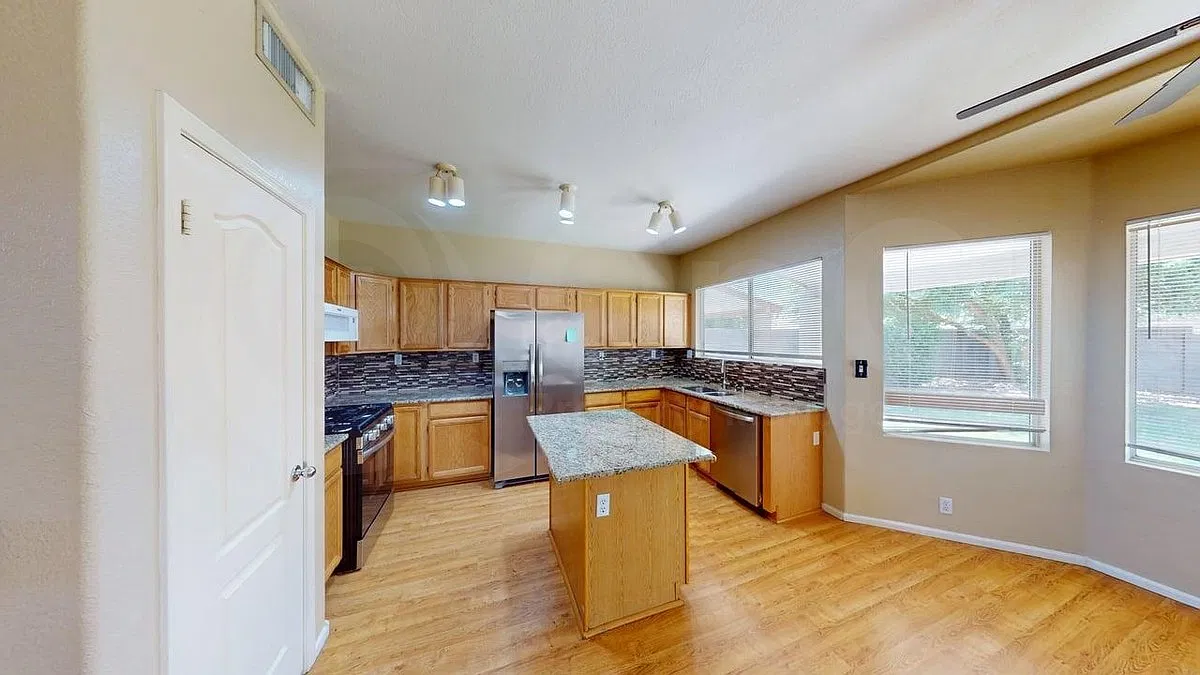 4 bed, 2.5 bath, 2087 sqft, $2,499 — Photo 3