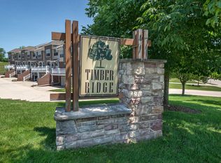 812 Timber Ridge Cir, Waukesha, WI 53189