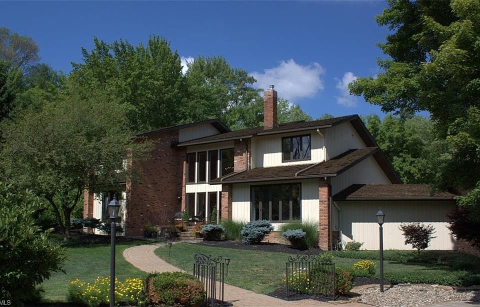 1st image of 12 Hunting Hollow Dr