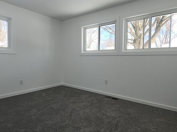 5th image of 640 Woodlawn Ave